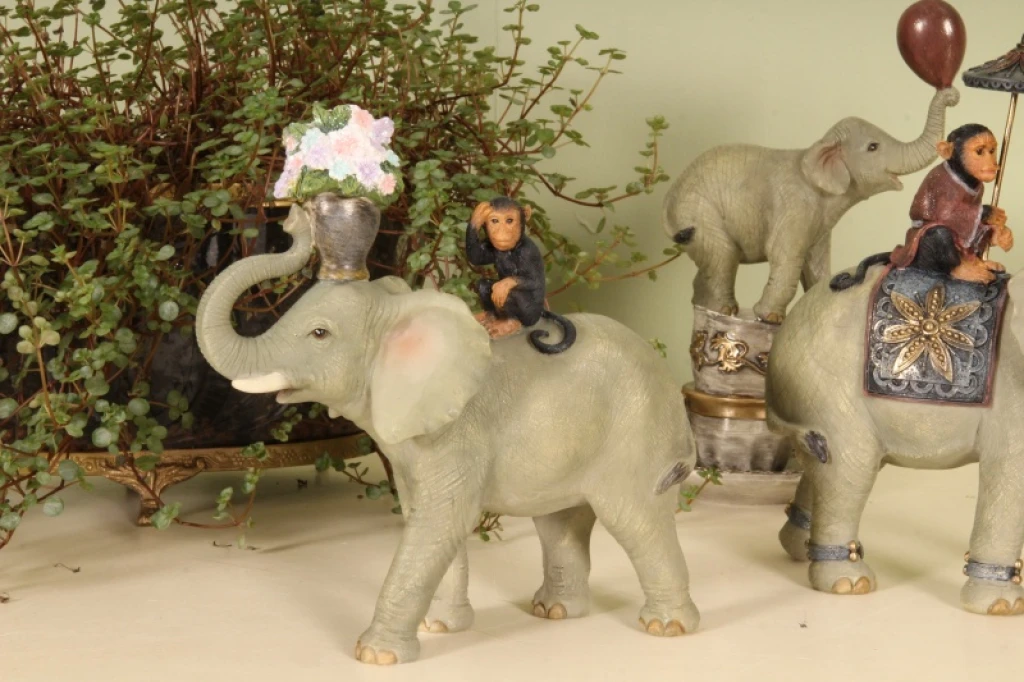 Tierfigur Elefant mit Affe - braun - 17 cm