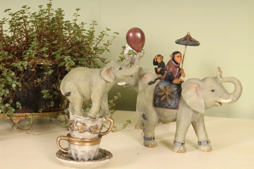 Tierfigur Elefant mit Affe – braun – 19 cm