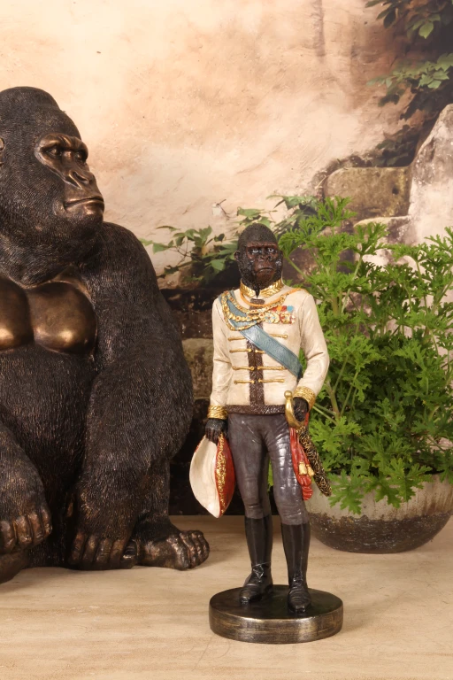 Orang-Utan-Statue auf Sockel – Elfenbein – 40,5 cm