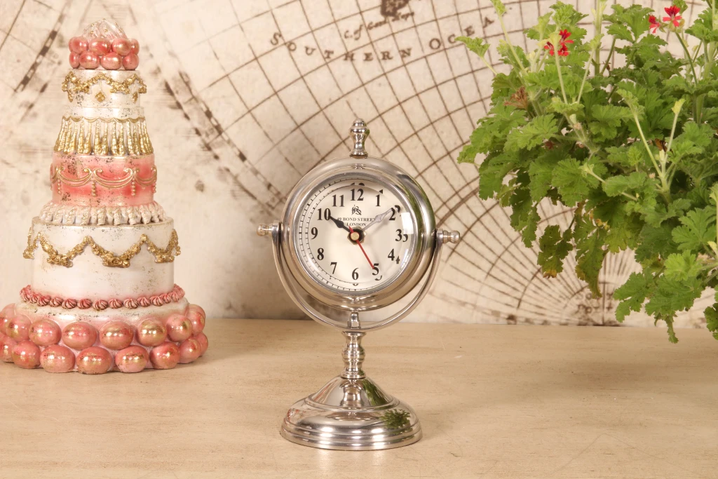 Tischuhr auf Standfuß – silber – Aluminium – 22 cm – 1 Stück